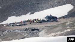 Les enquêteurs sur les accidents et le personnel de secours travaillent sur l’épave d’un Junkers JU52 à Flims, le 5 août 2018.