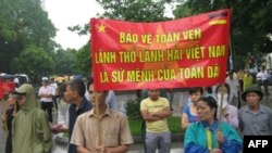 Tất cả bà con xuống đường đều tự giác!