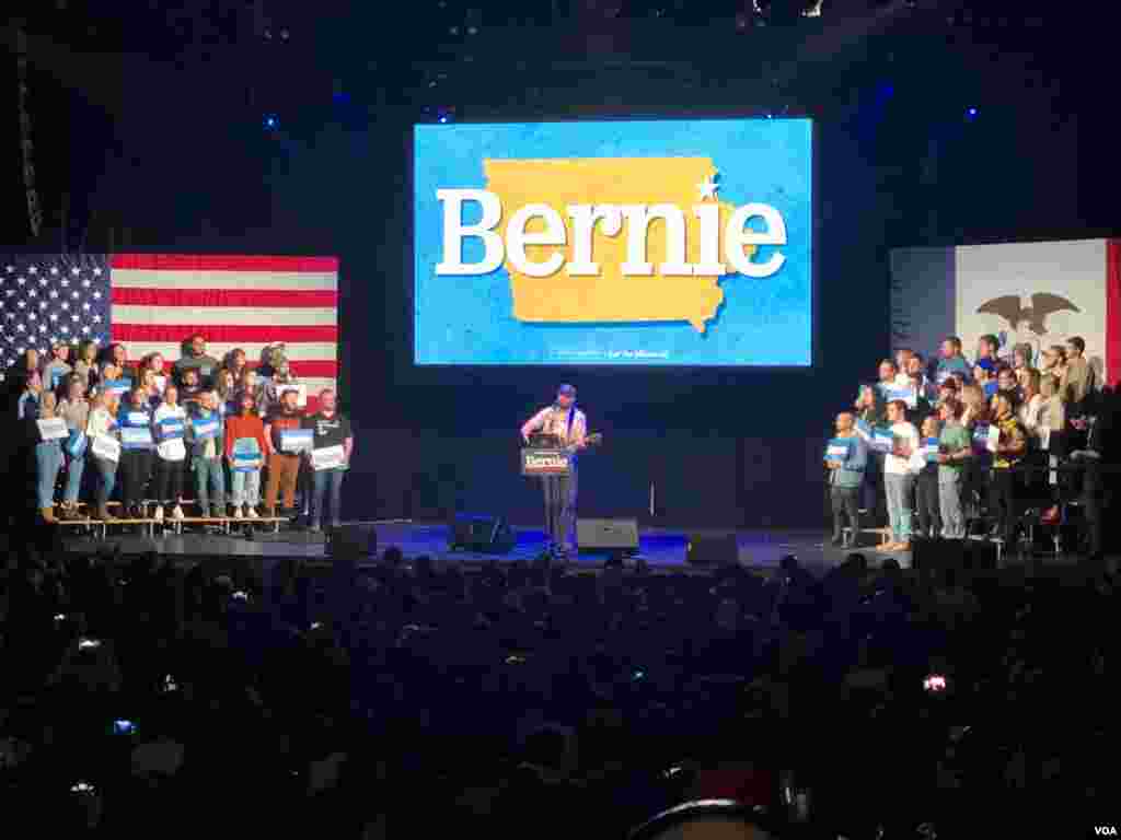 Singer Bon Iver performs at a concert in support of Democratic presidential candidate Sen. Bernie Sanders in Clive, Iowa, Jan. 31, 2020. (K. Farabaugh/VOA)