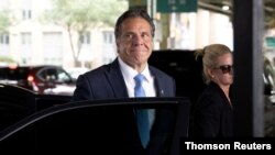 El gobernador de Nueva York, Andrew Cuomo, el 10 de agosto de 2021, día de su renuncia, camino a tomar el helicóptero oficial.