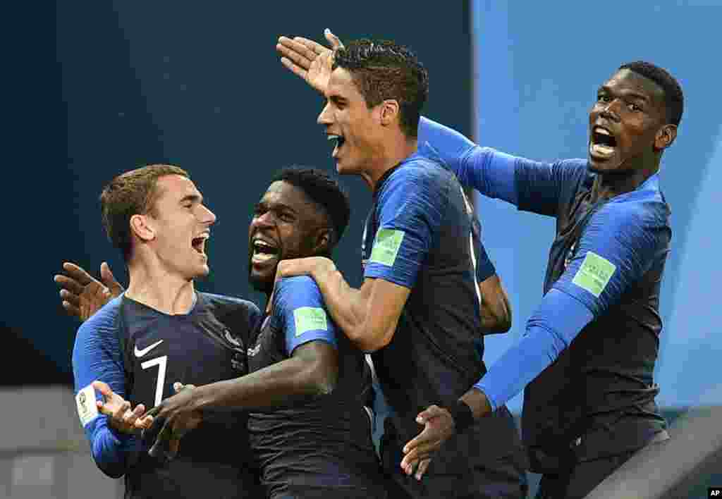 Pemain Perancis Samuel Umtiti (kedua dari kiri), menerima ucapan selamat dari rekan-rekan satu timnya, Antoine Griezman, Raphael Varane, dan Paul Pogba (dari kiri), setelah mencetak gol dalam laga antara Perancis dan Belgia di putaran semifinal Piala Dunia 2018 di Stadion St. Petersburg, Rusia, Selasa, 10 Juli 2018.