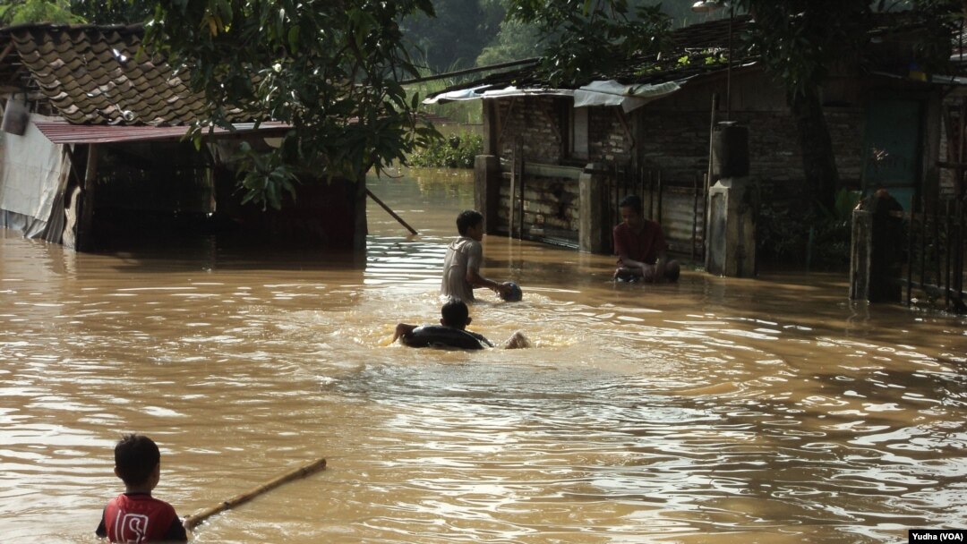 Warga korban banjir Sungai Bengawan Solo, 20 Februari 2015 (Foto: VOA/Yudha)
