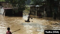 Warga korban banjir Sungai Bengawan Solo, 20 Februari 2015 (Foto: VOA/Yudha)