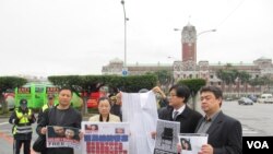 台湾人权团体在总统府前召开记者会(美国之音张永泰拍摄)