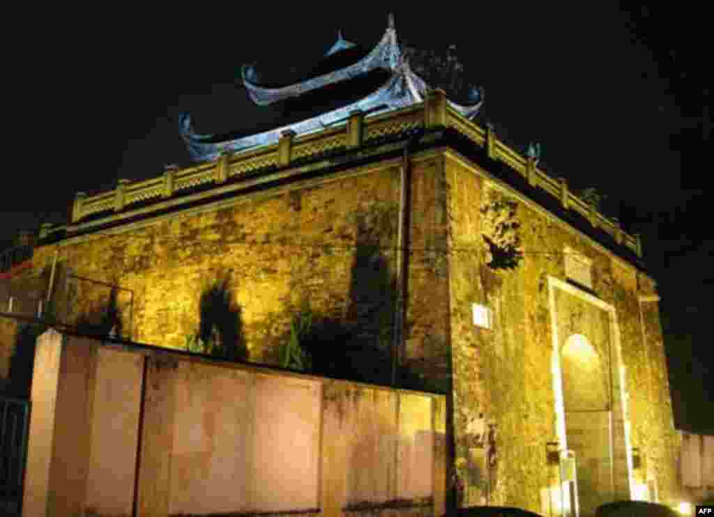 North Gate of Thăng Long Imperial City at night.