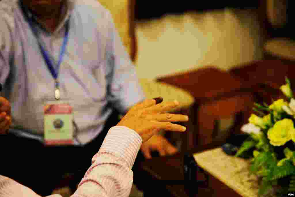 CNRP&rsquo;s spokesperson Yim Sovann shows the stain of a voting ink on his figure during a Facebook live show with VOA Khmer as results of the June 4 Commune Elections were coming in. (Aun Chhengpor/VOA Khmer)