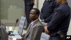 L'Ougandais Dominic Ongwen, ancien chef de guerre de la sanguinaire LRA de Joseph Kony, se tient au tribunal lors d’une audience à la Cour pénale internationale, à la Haye, 21 jnavier 2016.