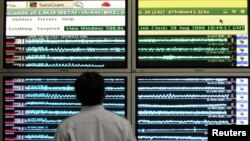 Seorang petugas sedang mengamati grafik di Badan Meteorologi dan Geofisika, Jakarta (Foto: dok). Jakarta dan sekitarya diguncang gempa berkekuatan 6,1 SR, Senin (4/6).