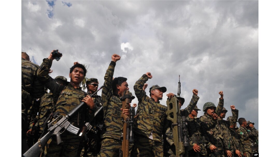 Para anggota Front Pembebasan Islam Moro di Kamp Darapanan di Sultan Kudarat, Provinsi Maguindanao, 27 Maret 2014. (Foto: Froilan Gallardo/AP Photo)