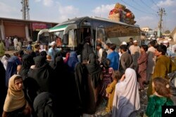 افغانستانی‌ها در راه بازگشت به افغانستان