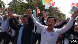 Rong Chhun, president of the Cambodian Confederation of Unions, at a gathering in from of the Royal Palace in Phnom Penh, Cambodia, Monday, February 10, 2014. He said the remaining 21 workers must be released and salaries increased. “If there is no solution, we will strike again, throughout the country,” he said. (Heng Reaksmey, VOA Khmer) 