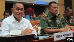 Menteri Pertahanan Ryamizard Ryacudu (kiri) dan Mayjen Hartind Asrin, sebelum rapat tertutup dengan Komisi I DPR di Gedung Parlemen Senayan, Senin 13/6. (VOA/Fathiyah)