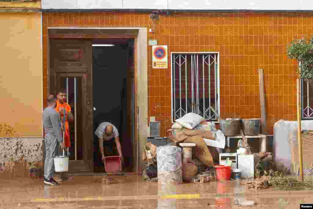 Los servicios de emergencia de la región instaron a los ciudadanos a evitar todos los viajes por carretera y a seguir los consejos oficiales.