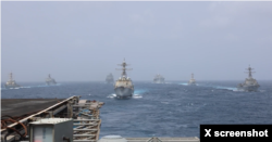 미 중부사령부(CENTCOM) 소속 군함들이 호르무즈 해협 국제 통항로에서 상선들을 보호하고 이란 해상을 봉쇄하기 위해 대형을 유지한 채 기동하고 있다. 출처: 8월 27일 미 중부사령부 X 브리핑 영상 캡처.