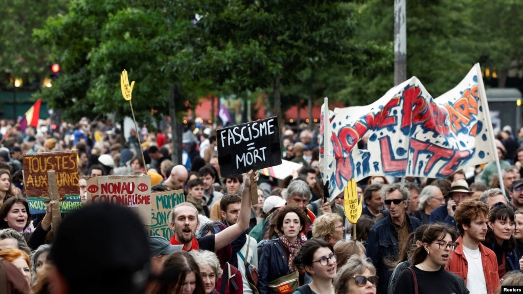 担忧右翼政府崛起的法国民众走上街头表达抗议。（路透社）(photo:VOA)