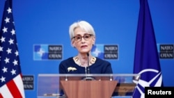 Wakil Menteri Luar Negeri AS Wendy Sherman dalam konferensi pers di markas besar NATO di Brussels, Belgia, 12 Januari 2022. (REUTERS/Johanna Geron)