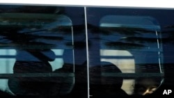 Un niño migrante mira por la ventana de una camioneta después de ser liberado de la custodia de la Oficina de Aduanas y Protección Fronteriza de EEUU, el 19 de marzo de 2021, en McAllen, Texas.