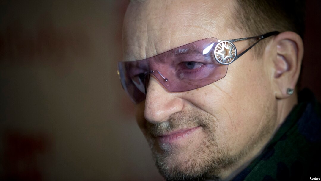 Bono, el líder de la banda irlandesa U2, dijo que sus gafas de sol se deben a que ha sufrido de glaucoma durante 20 años.