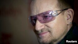 Bono, penyanyi dari band U2, pada sebuah acara lelang di Sotheby's di New York (23/11/2014).