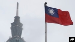 ARCHIVO - Una bandera nacional taiwanesa se ve cerca del edificio Taipei 101 en el monumento nacional Dr. Sun Yat-Sen en Taipéi, Taiwán, el 7 de mayo de 2023.