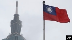 资料照片：在台北101大楼附近的台北国父纪念馆内，一面台湾旗帜在风中飘扬。(2023年5月7日)
