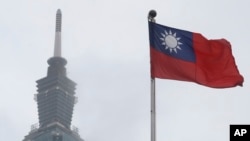 Bendera nasional Taiwan berkibar di Taipei, Taiwan, 7 Mei 2023. (Foto: AP)