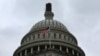 La cúpula del edificio del Capitolio de los Estados Unidos se ve en un día lluvioso mientras se acercaba la fecha límite para evitar un cierre del gobierno en Washington, Estados Unidos, el 26 de septiembre de 2023.