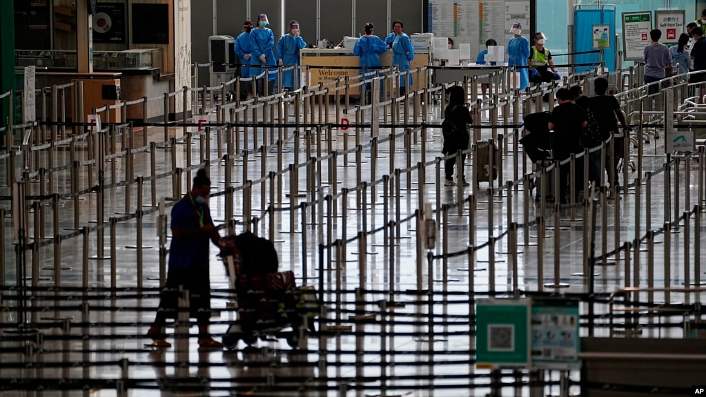 香港国际机场抵达大厅内排队入关的旅客。（2022年9月23日）(photo:VOA)