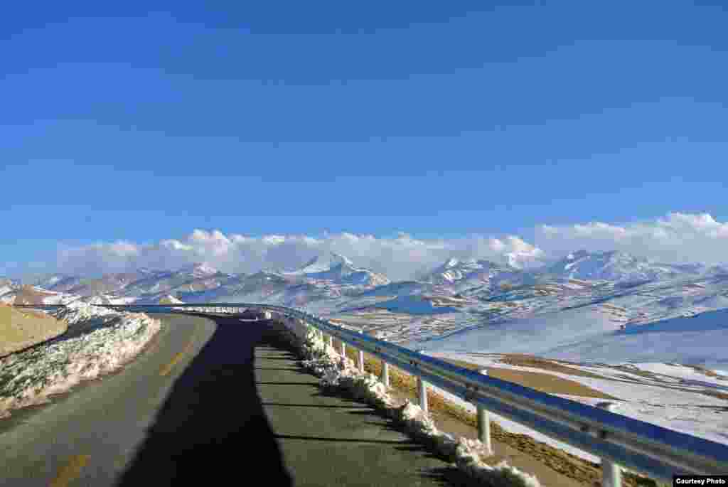 Road to Zhangmu on the Tibet-Nepal border is seen after snow fall, Mar. 3, 2013. (Photo by Tongqi Huang/VOA reader)