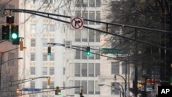 Pedestrians cross over the icy Peachtree Street in Atlanta, 01 Jan 2011