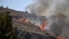 Izraelski vatrogasni kamion snimljen na mestu izbijanja požara nakon pada rakete ispaljene na Izael iz Libana, u Kirjat Šmoni, 5. avgusta 2021.