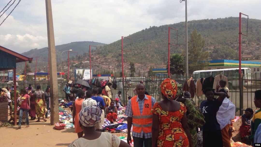 Abacururiza mu mabarabara i Kigali mu Rwanda