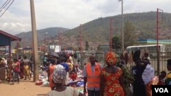 Abacururiza mu mabarabara i Kigali mu Rwanda