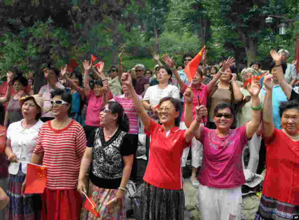 北京景山公园里的红歌团队