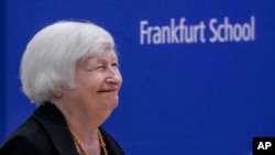 2024年5月21日，美国财政部长耶伦在德国法兰克福金融学院微笑着接受荣誉博士学位。（美联社照片）
