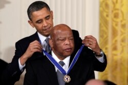 Archivo - En esta foto de archivo del 15 de febrero de 2011, el presidente Barack Obama presenta la Medalla Presidencial de la Libertad de 2010 al representante estadounidense John Lewis, D-Ga., Durante una ceremonia en la Sala Este de la Casa Blanca