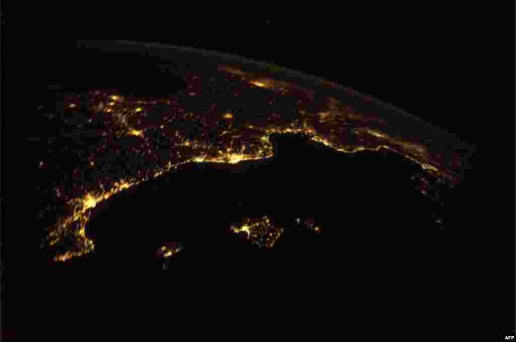 Ривьера ночью из космоса