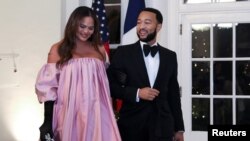 John Legend dan istrinya, Chrissy Teigen, hadir dalam jamuan makan malam kenegaraan di Gedung Putih, Washington DC, Kamis malam (1/12). 