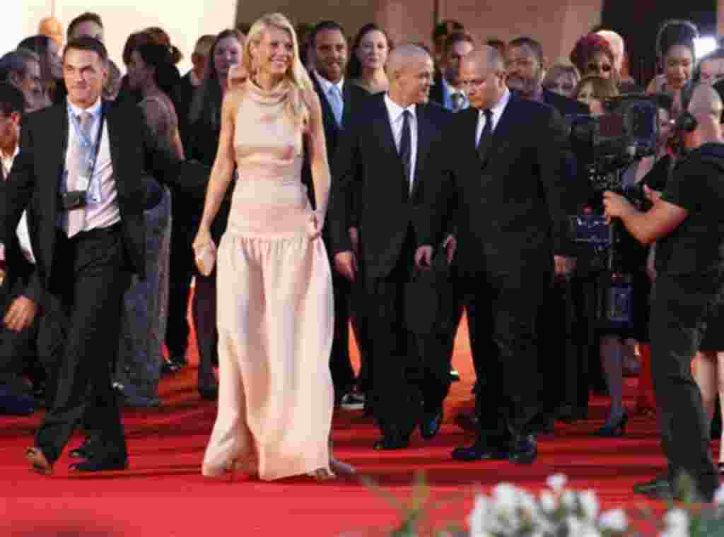 La actriz Gwyneth Paltrow, y el actor Matt Damon, tercero desde la izquierda en primer plano, llegan para el estreno de la película 'Contagio' en la edición 68 del Festival de Cine de Venecia en Italia.