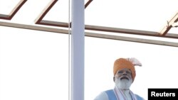 ভারতের প্রধানমন্ত্রী নরেন্দ্র মোদি স্বাধীনতা দিবস উদযাপনের সময় জাতির উদ্দেশ্যে দিল্লির ঐতিহাসিক লাল কেল্লায় দাঁড়িয়ে ভাষণ দিচ্ছেন.১৫ আগস্ট ২০২১।,