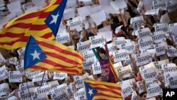 Los manifestantes sostienen carteles que dicen 'Libertad', durante una marcha contra decisión de la Corte Nacional de destituir a los líderes de la sociedad civil, en Barcelona, el 21 de octubre de 2017.