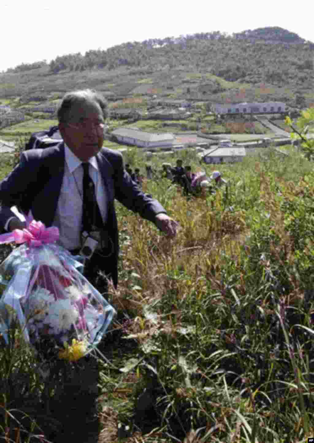 2차 세계대전 이후 북한에서 사망한 일본인들의 일본내 유족들이 8월과 9월에 이어 23일에 북판을 방문했다. 이번 방문에는 일본 집권 민주당의 아리타 요시후 참의원도 포함돼, 관심을 모았다. 이들은 일주일 정도 북한에 머물며 평양 외에도 청진과 라진, 원산 등 성묘 픠망지를 방문한다.