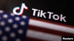 ILUSTRASI - Bendera AS dan logo TikTok, 2 Juni 2023. (REUTERS/Dado Ruvic)