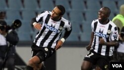 Medhi Benatia dari klub Udinese (kiri) merayakan gol ke gawang Atletico Madrid dalam pertandingan Liga Eropa di stadion Udine Friul, Italia (20/10).