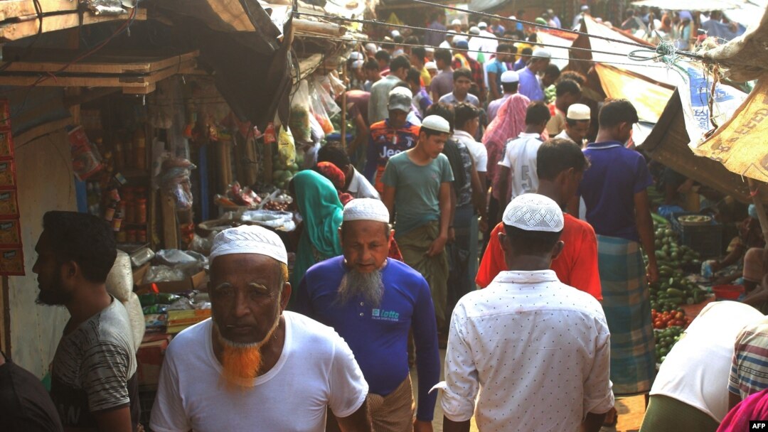 Para pengungsi Rohingya memadati sebuah pasar yang terletak di area kamp pengungsi Ukhia, di Bangladesh (foto: dok). 