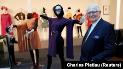 Perancang busana Perancis Pierre Cardin berpose di depan kreasi busananya di museumnya yang disebut "Past-Present-Future" di Paris 12 November 2014. (Foto: REUTERS/Charles Platiau)