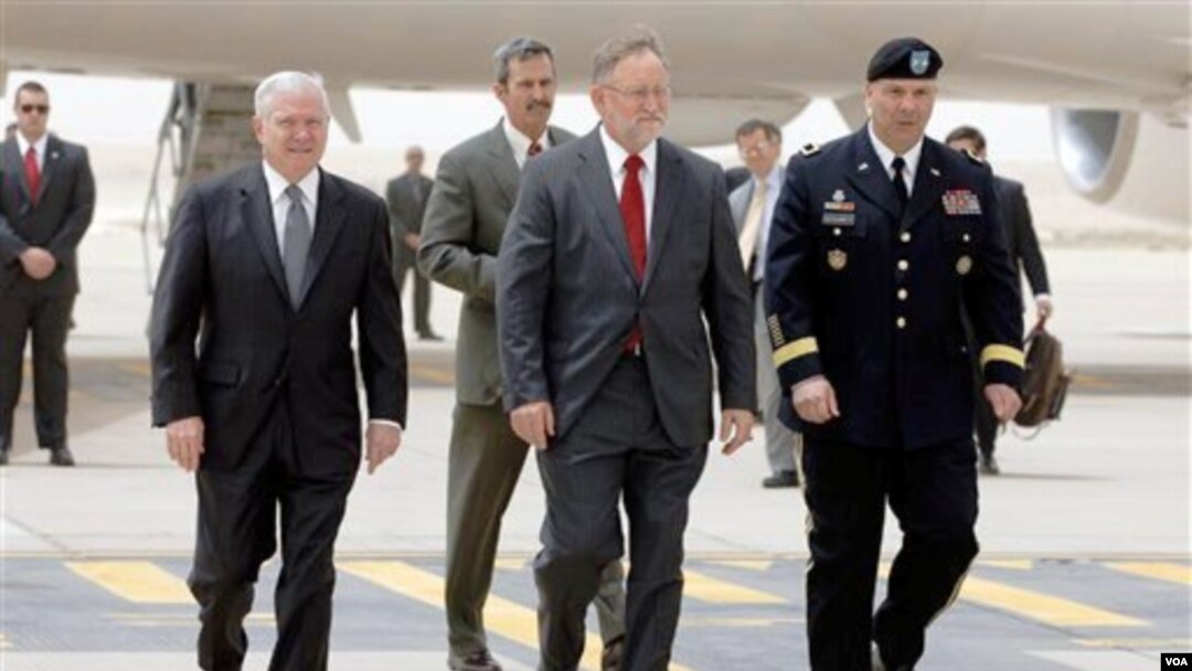 Menteri Pertahanan AS Robert Gates (kiri) tiba di Riyadh, Arab Saudi, sebelum berangkat ke Irak, Rabu (6/4).