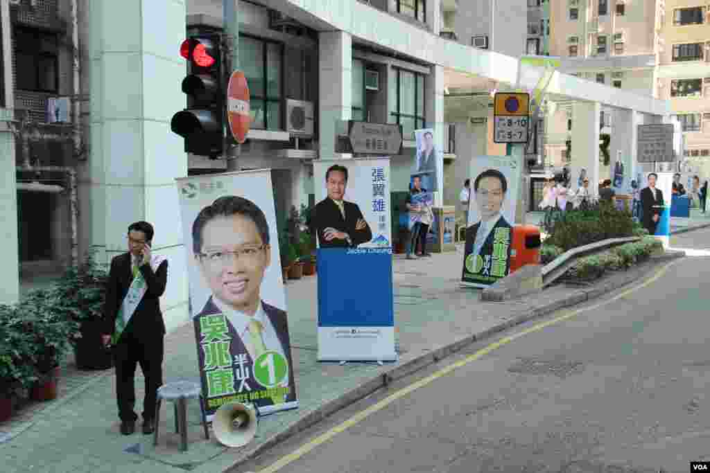 港岛半山东和西营盘两处投票站以及不同阵营拉票（美国之音海彦拍摄） 