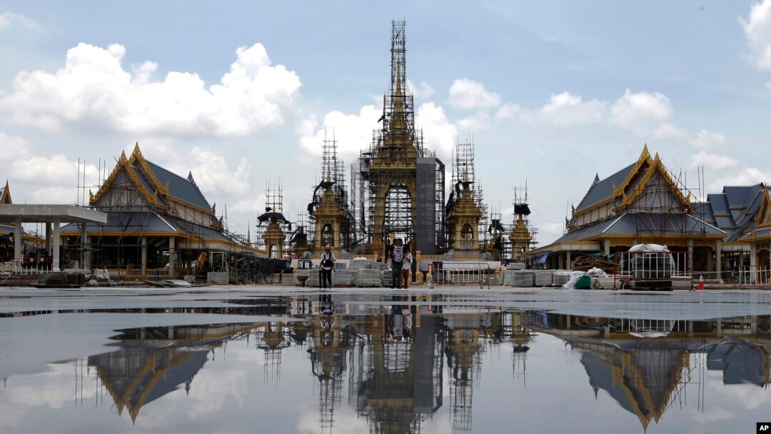 Konstruksi berlanjut pada krematorium kerajaan untuk mendiang Raja Thailand Bhumibol Adulyadej di Bangkok, Thailand, 8 September 2017. Pemakaman raja almarhum akan diselenggarakan pada akhir Oktober. (Foto: dok).