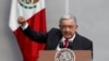 El presidente de México, Andrés Manuel López Obrador, gesticula mientras habla durante un evento para conmemorar el 85 aniversario de la expropiación de empresas petroleras extranjeras, en la Ciudad de México, el 18 de marzo de 2023.